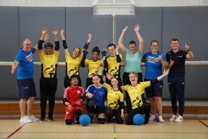 groepsfoto van het team, juichend naar de camera